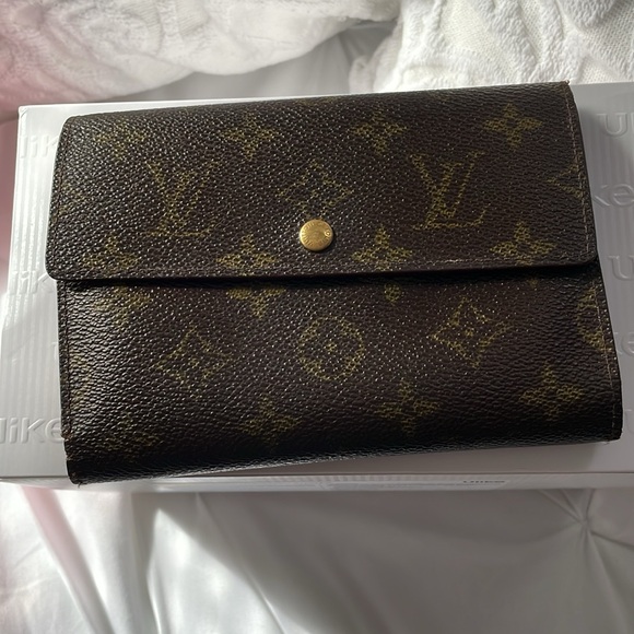 Authentic LV Alexandra Wallet - Picture 2 of 11